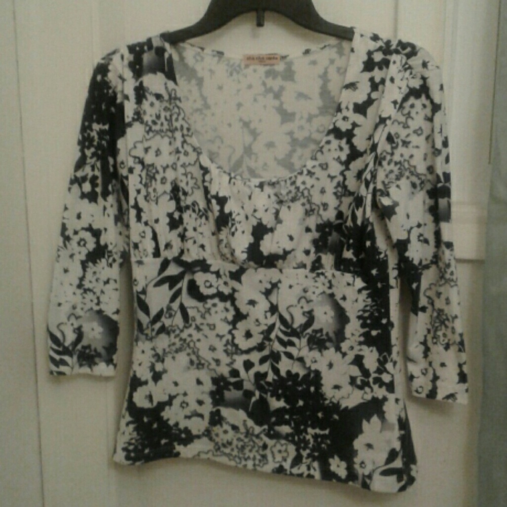 Cha Cha Vente Floral Ruched Tunic Black and White